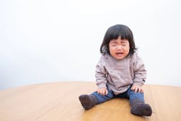 幼児がギャン泣きする理由や対応策を紹介