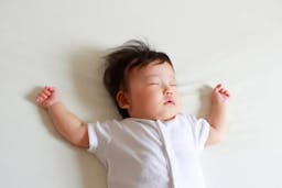 赤ちゃんの理想的な睡眠時間は何時間？寝不足のサインや上手な寝かしつけ方法も解説