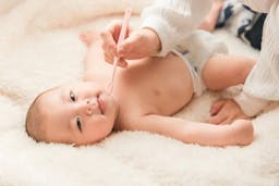 赤ちゃんの歯磨きはいつから始める？ガーゼや歯ブラシの使用方法や嫌がる時の解決策まで徹底解説！