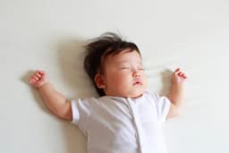 赤ちゃんの理想的な睡眠時間は何時間?寝不足のサインや上手な寝かしつけ方法も解説