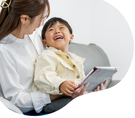 笑顔の子どもと母親の画像